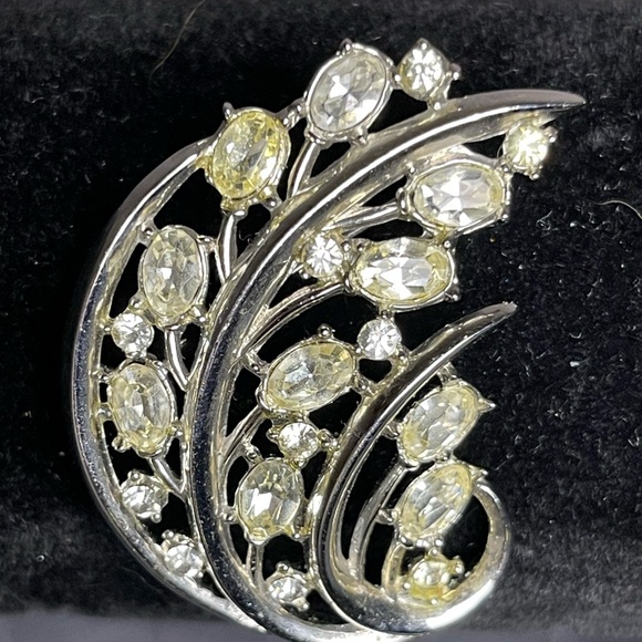 Trifari Yellow Floral Brooch - Picture 4 of 7